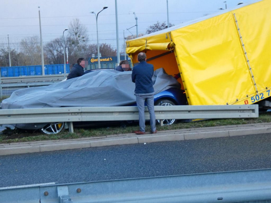 Warszawa, Włochy. Roztrzaskał samochód za 2 miliony złotych. Auto dopiero co wyjechało z salonu!