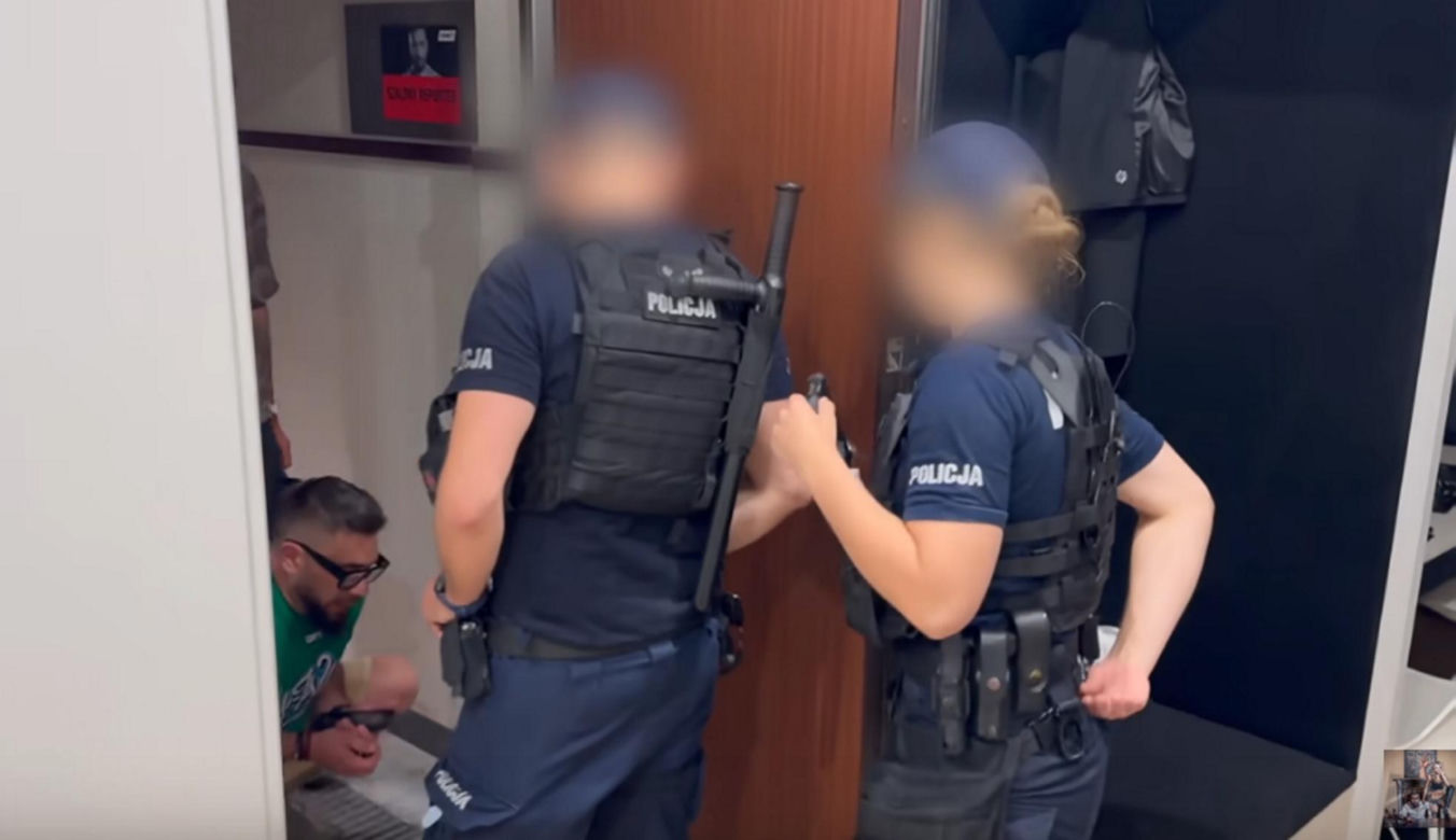 Mieszkanie Szalonego Reportera zaatakowane siekierami