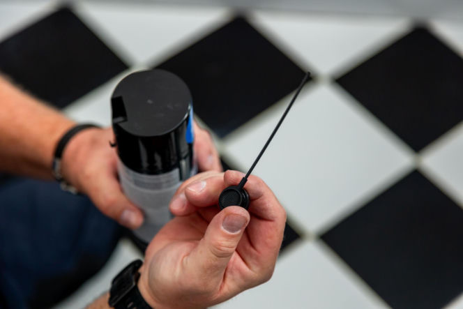 Jak poprawnie usunąć starą fugę i silikon oraz nałożyć nowy? Murator Remontuje