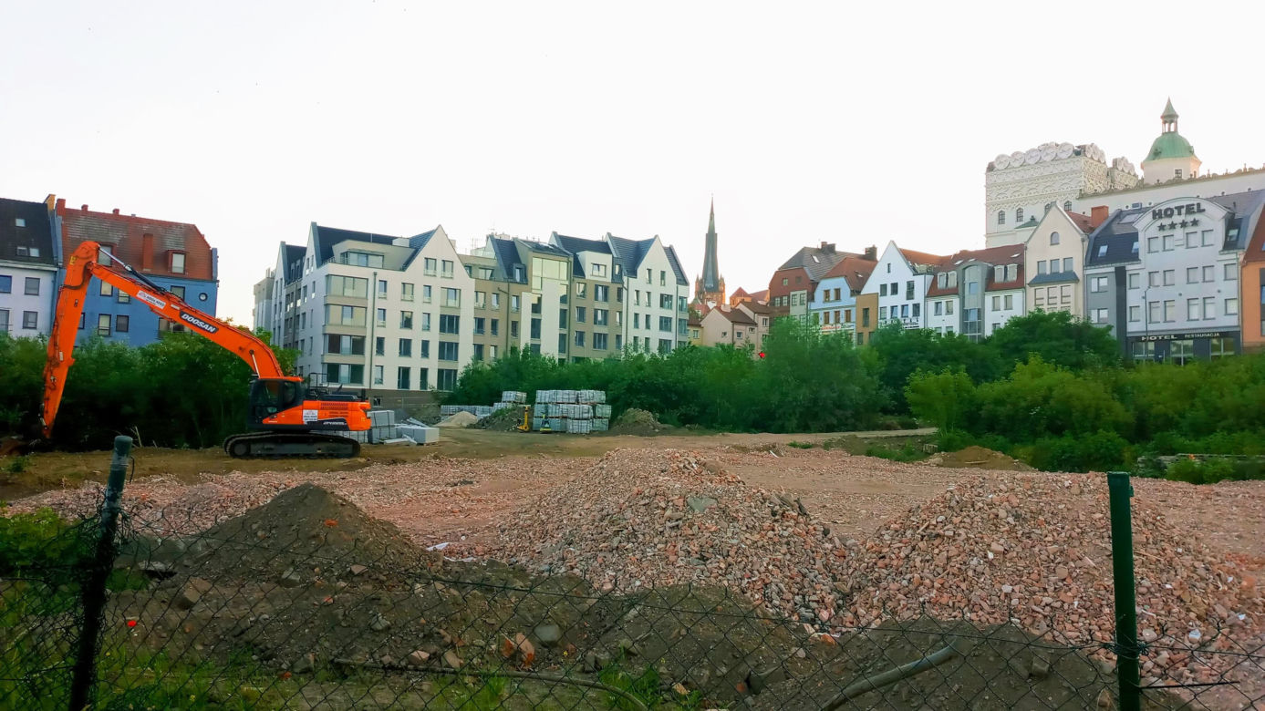 Szczecin: Od lat zarastała chaszczami. Pusta działka na Podzamczu przestanie straszyć?
