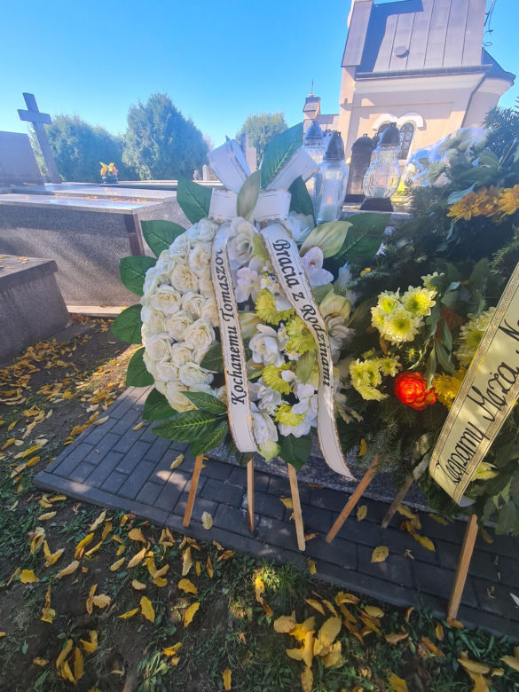 Tomasz zginął w tragicznym wypadku BMW w Dobrzechowie.  Jego grób tonie w morzu kwiatów [GALERIA]