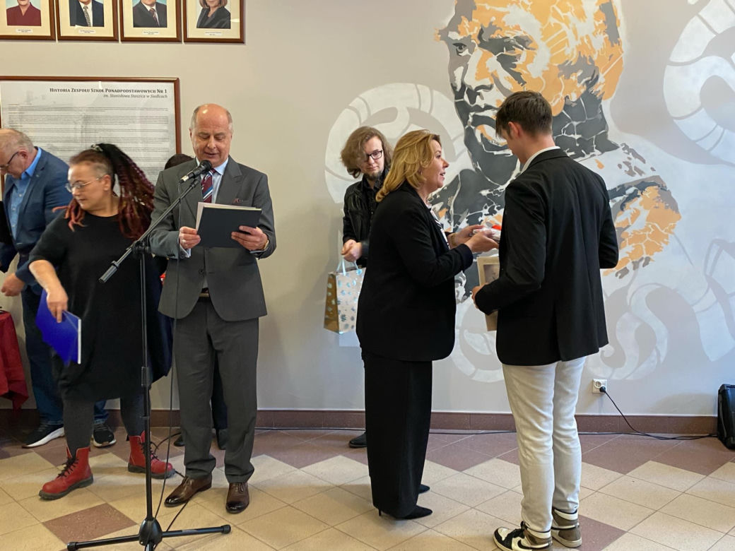 Uczniowie ZSP nr 1 stworzyli mural na ścianach szkoły. Grafika przedstawia patrona placówki