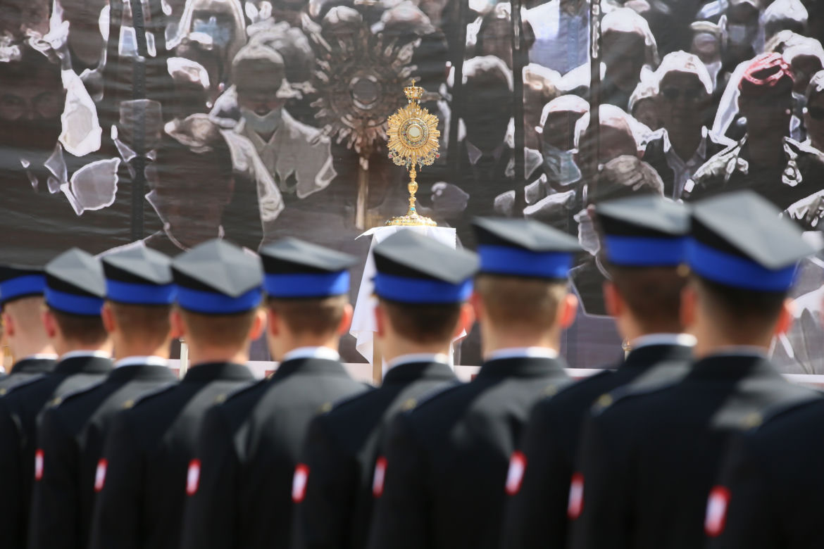 Centralna procesja Bożego Ciała w Warszawie. Ołtarze nawiązywały do wojny