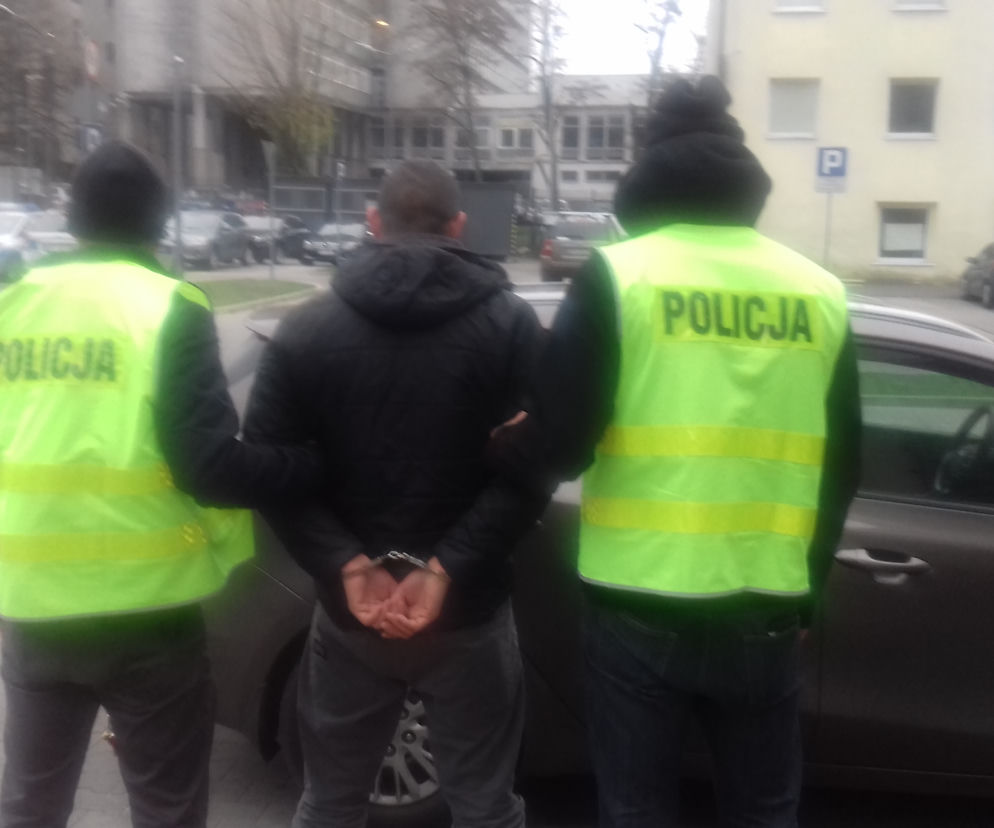 W trakcie rozmowy z właścicielami mieszkania, okazało się, że ukryta dilerka najprawdopodobniej należy do ich 26-letniego syna