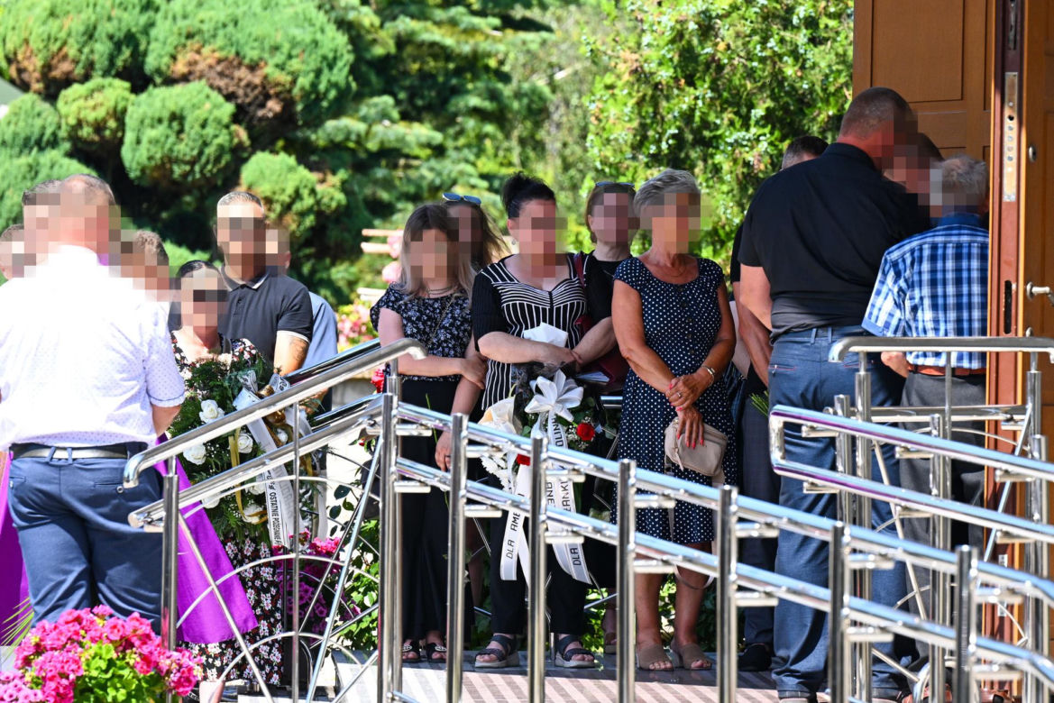 Bicie dzwonów nie zagłuszyło rozpaczy. Tłumy pożegnały Amelkę i jej mamę