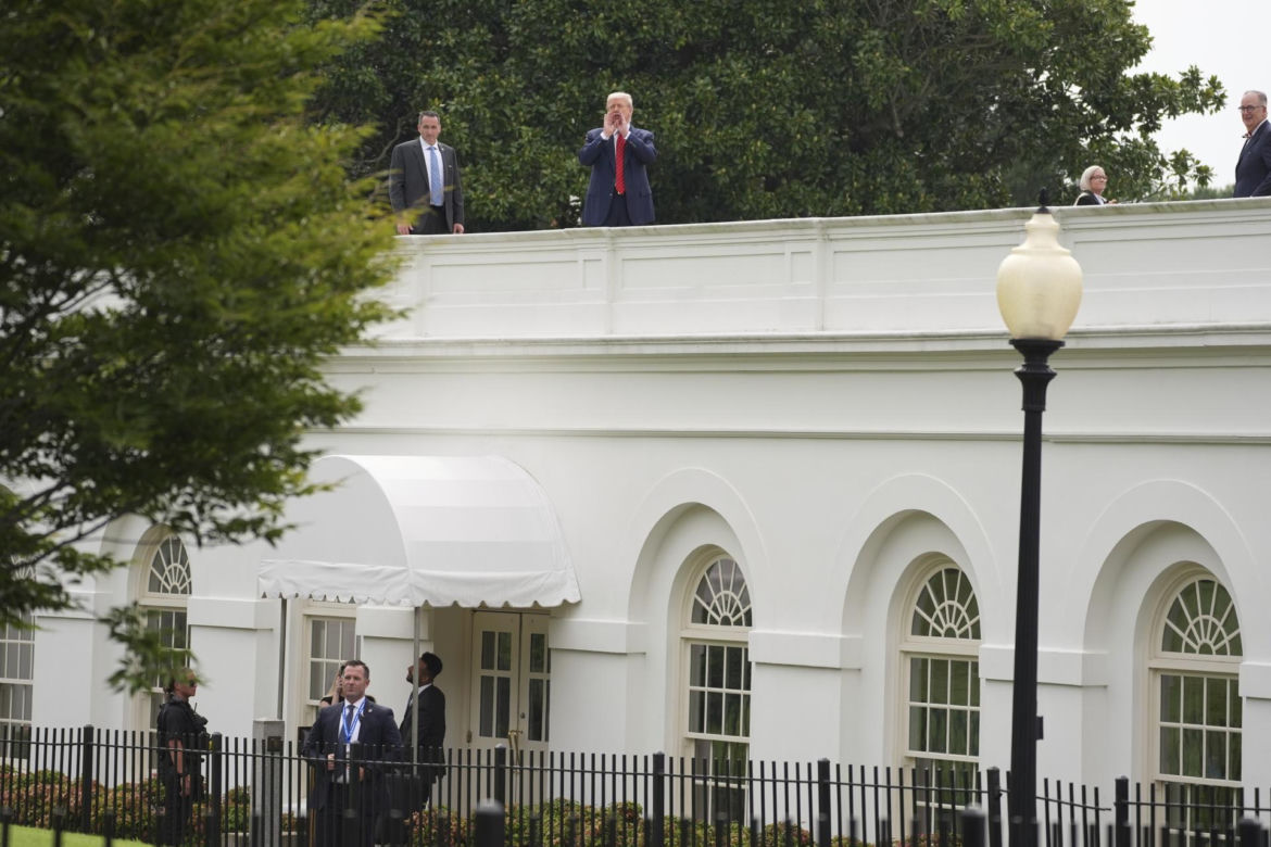 Trump wszedł na dach Białego Domu! Mówił o broni nuklearnej