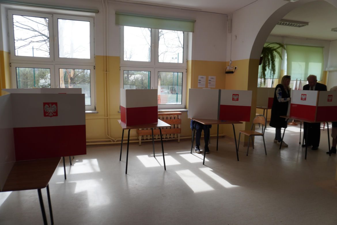 Wybory samorządowe 2024 w województwie pomorskim. Mieszkańcy wrzucają swoje głosy do urn