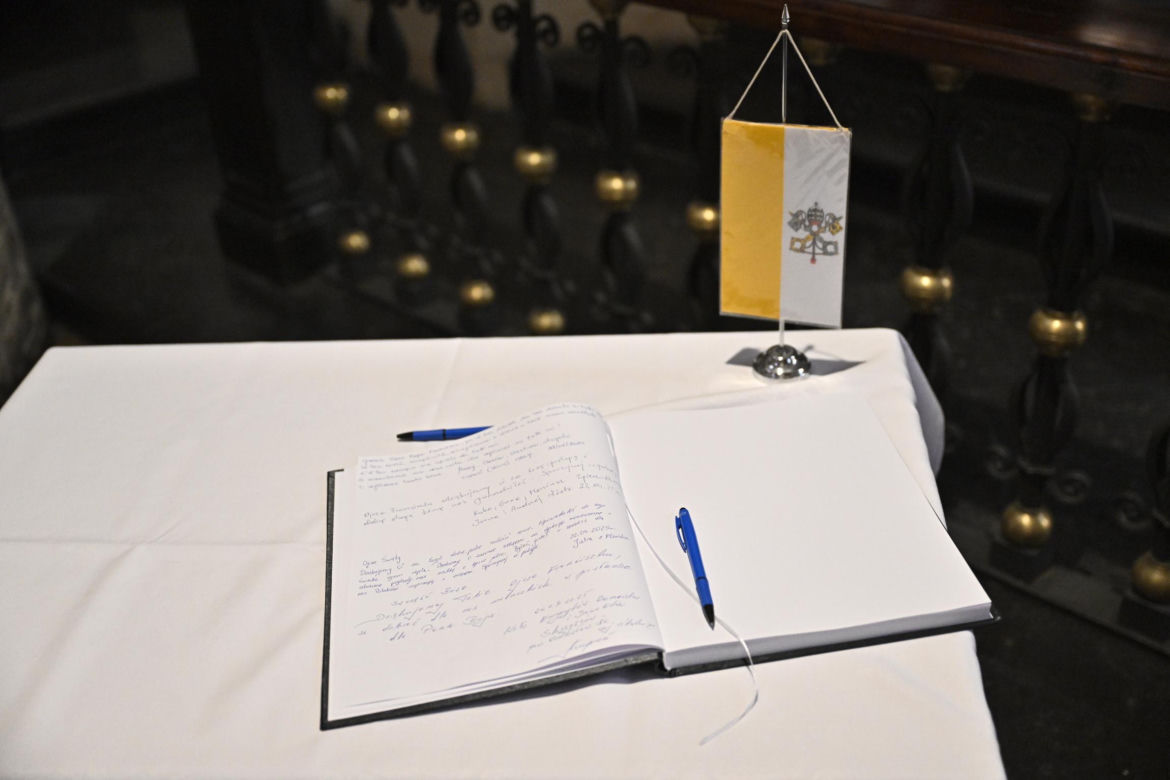 Warszawa żegna papieża Franciszka. Poruszające wpisy w Archikatedrze 