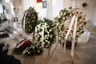 Ostatnie pożegnanie Bożeny Dykiel. Wieńce ze wzruszającymi napisami w hołdzie dla aktorki