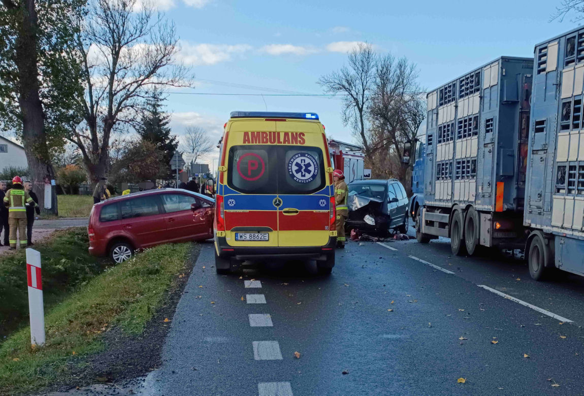 Koszmarny wypadek pod Siedlcami. Tir staranował dwie osobówki. Troje dzieci trafiło do szpitala!
