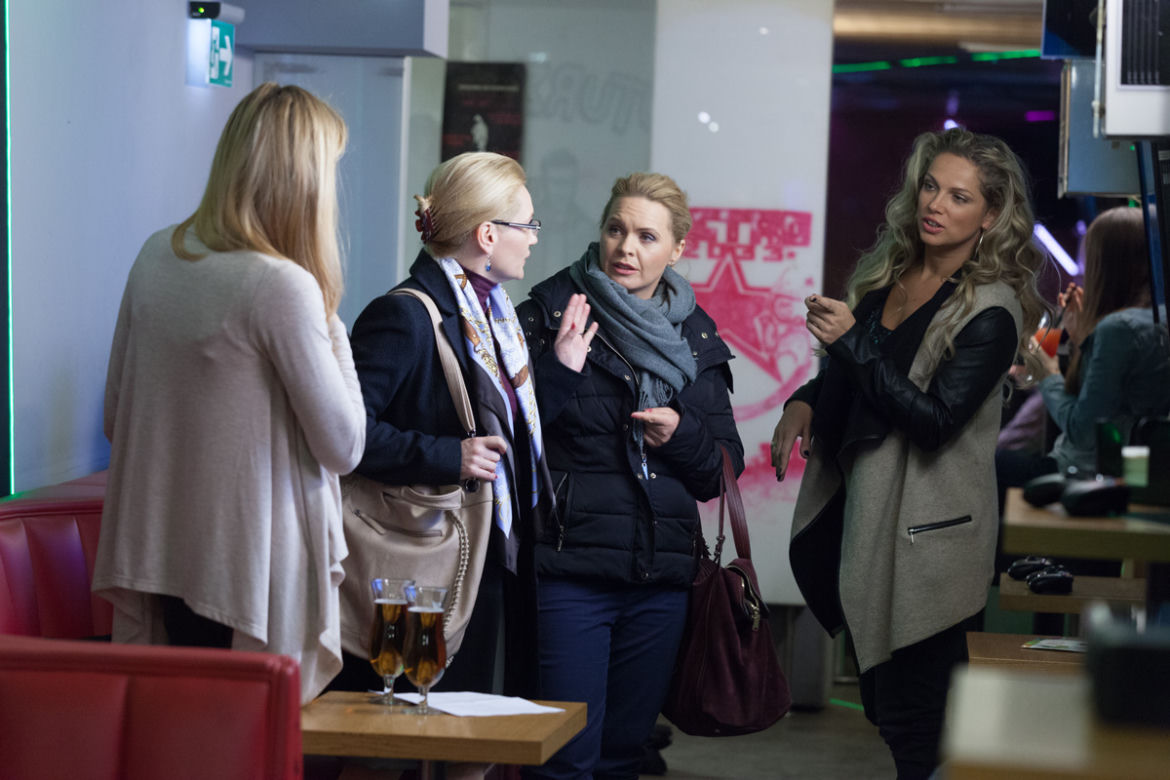 Przyjaciółki 5 sezon odc. 55. Anka (Magdalena Stużyńska), Basia (Lucyna Malec), Inga (Małgorzata Socha), Patrycja (Joanna Liszowska)