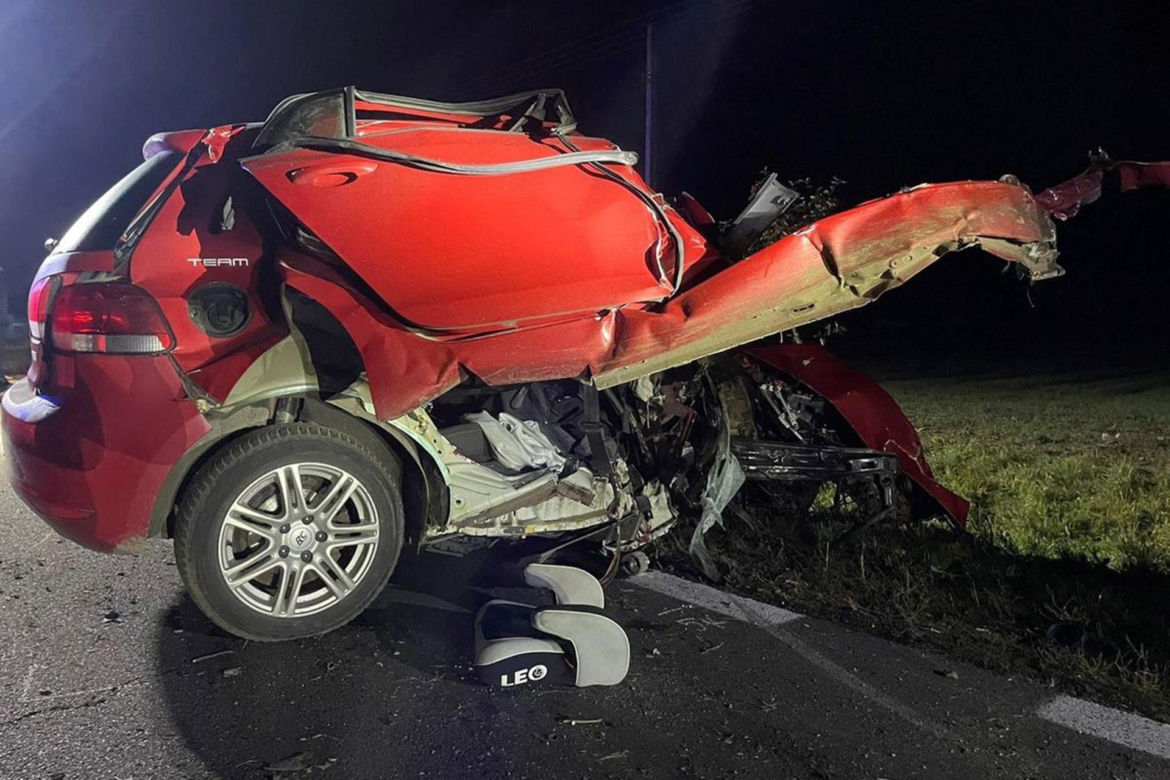 Śmiertelny wypadek pod Poddębicami! 45-latek zginął w zmasakrowanym volkswagenie [ZDJĘCIA]
