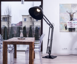Lampa podłogowa jako oświetlenie stołu