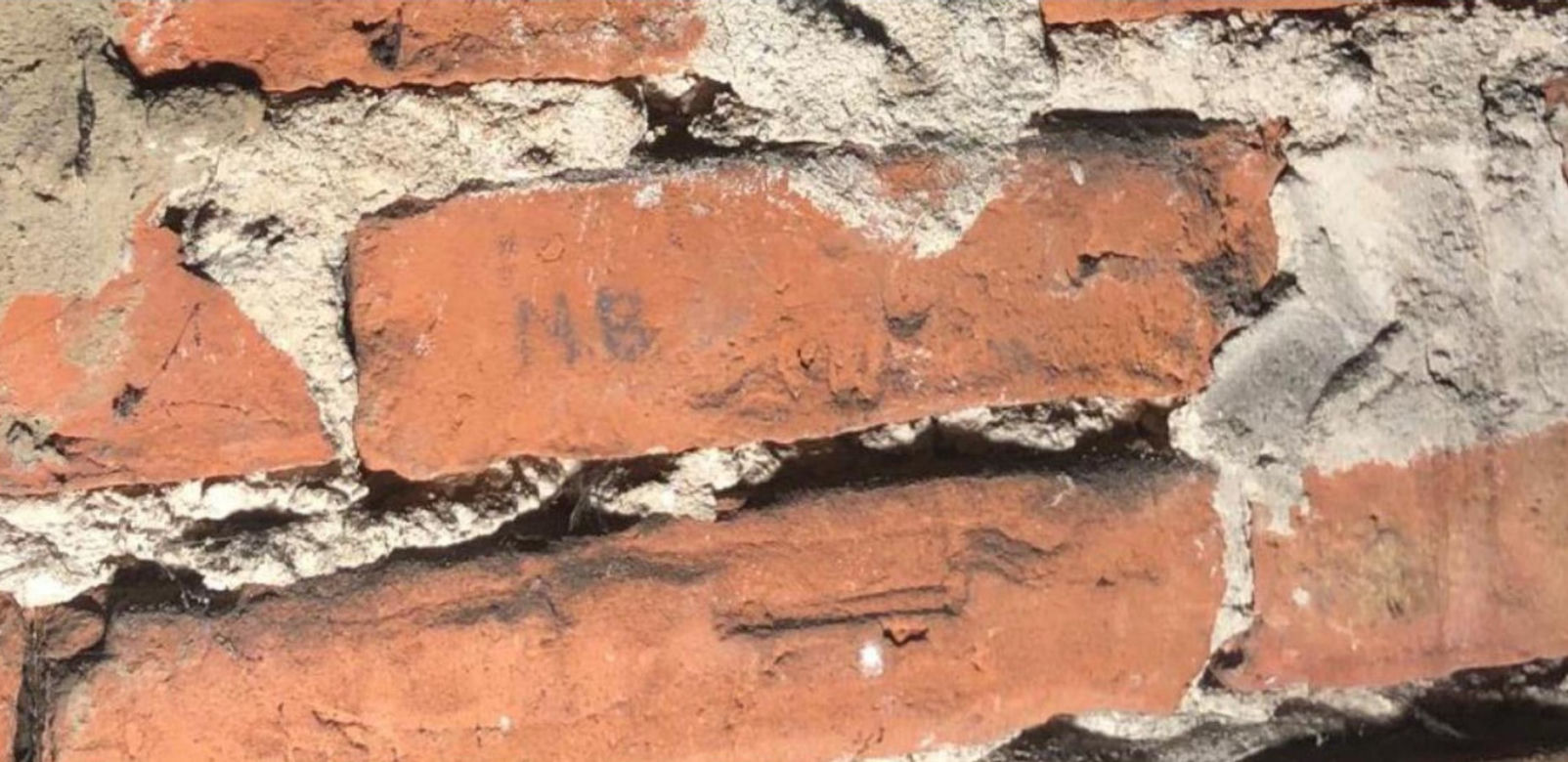 Inskrypcje więźniów aresztu przy 11 Listopada 66