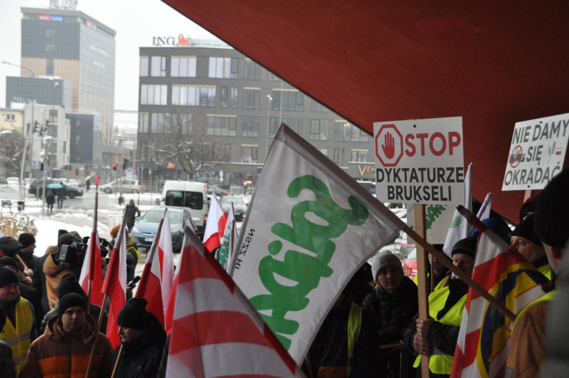 Protest rolników przed Urzędem Wojewódzkim w Kielcach