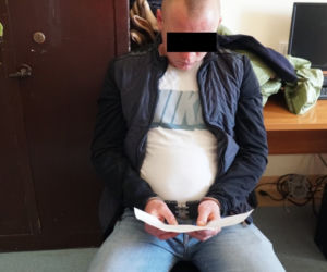 Antyterroryści w domu złodziei samochodów. Zobacz, jak wyglądała akcja