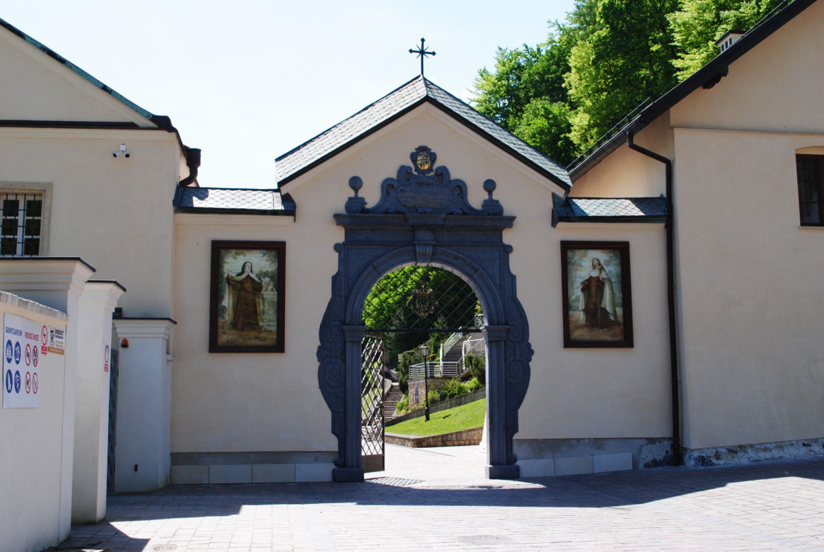 Ten klasztor pod Krakowem przez lata był zamkniętą pustelnią, teraz to podwójne sanktuarium. Mieszka w nim 700 nietoperzy