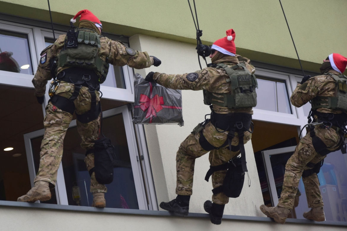Myszka Miki, mali pacjenci i... kontrterroryści! Takiej mikołajkowej niespodzianki nikt się nie spodziewał