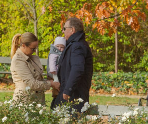 Joanna i Jacek Kurscy na rodzinnym spacerze w warszawskich Łazienkach Królewskich