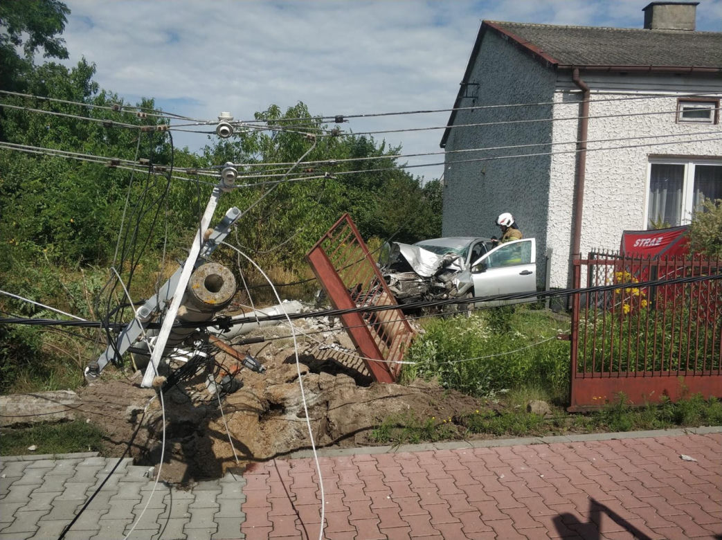 Bobrowniki. Śmiertelny wypadek 41-latka. Uderzył w słup energetyczny [ZDJĘCIA]