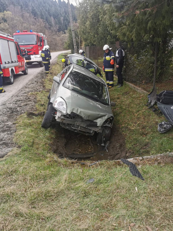 Toyota wypadła z jezdni i uderzyła w przepust. Groźna kraksa w Łomnicy