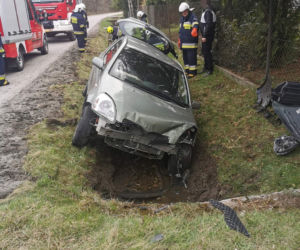 Toyota wypadła z jezdni i uderzyła w przepust. Groźna kraksa w Łomnicy