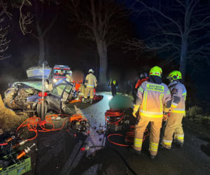 Golf roztrzaskał się na drzewie. Dwie osoby zginęły na miejscu, trzecia w szpitalu