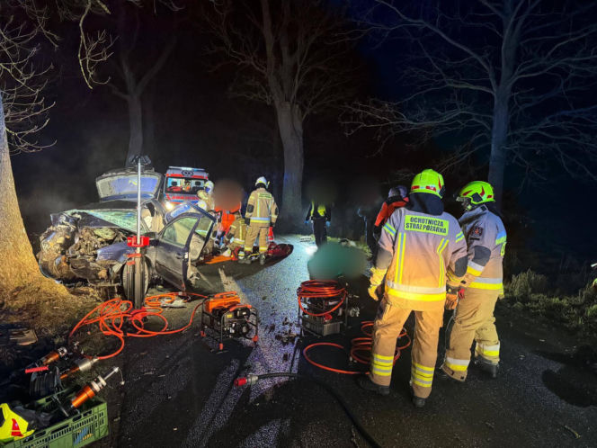Golf roztrzaskał się na drzewie. Dwie osoby zginęły na miejscu, trzecia w szpitalu