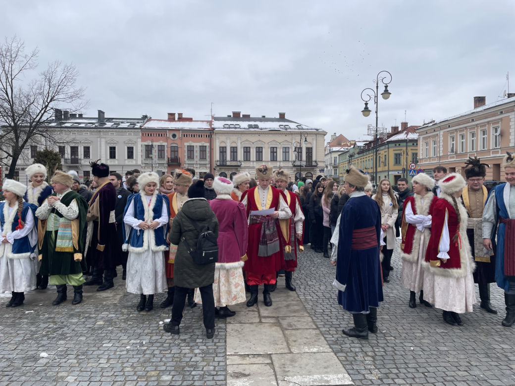 Maturzyści zatańczyli na Rynku poloneza