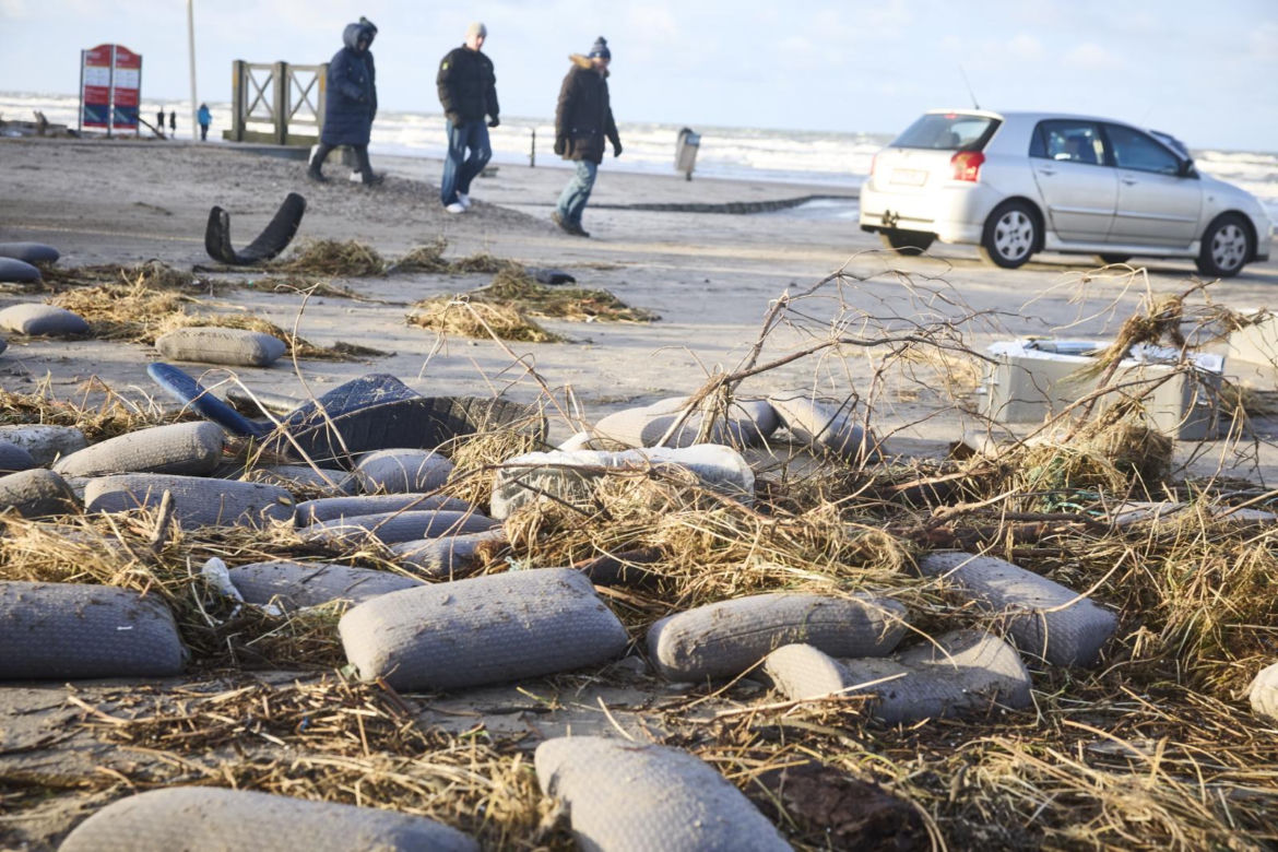 Na plaży odnaleziono m.in. lodówki