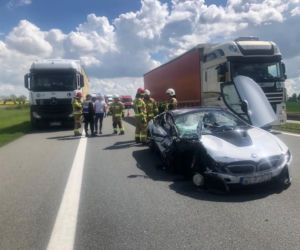 Sportowe BMW zderzyło się z ciężarówką! Paskudny wypadek na A2