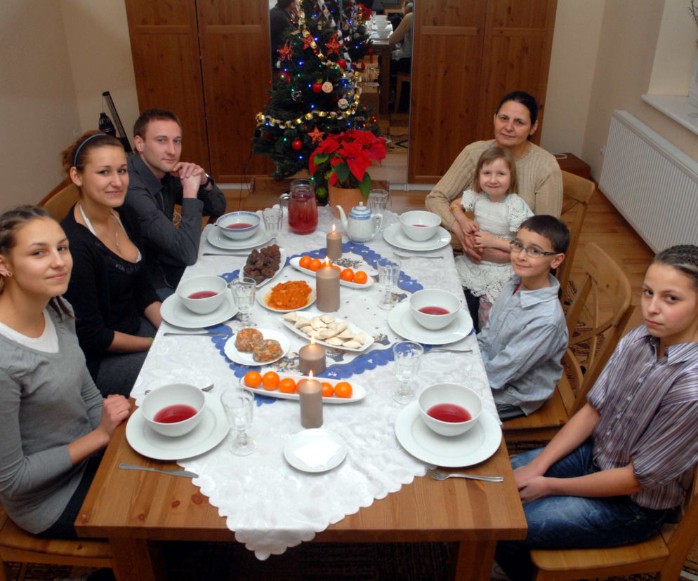 Wigilijne tradycje: Siano pod obrusem, 12 potraw, dodatkowy talerz, opłatek, pierwsza gwiazdka