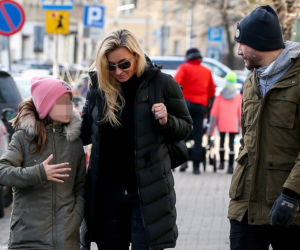 Martyna Wojciechowska z córeczką i z Przemkiem Kossakowski na spacerze