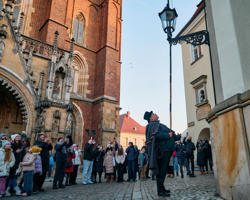 Wrocławski latarnik zapala 99 lamp gazowych
