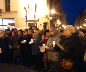 Cały Toruń z nauczycielami - łańcuch światła w Toruniu