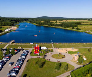 To najpiękniejsza plaża w Świętokrzyskiem według AI. Z widokiem na najwyższy szczyt Gór Świętokrzyskich