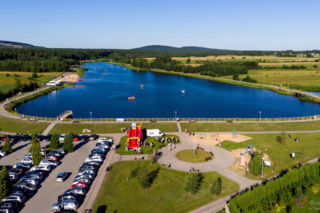 To najpiękniejsza plaża w Świętokrzyskiem według AI. Z widokiem na najwyższy szczyt Gór Świętokrzyskich