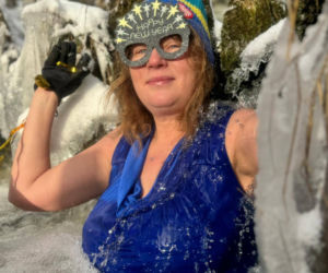 Kolorowe pożegnanie roku w lodowatej wodzie. Morsowy Sylwester 2025/2026 z grupą „Mors Może Więcej”