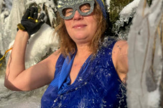 Kolorowe pożegnanie roku w lodowatej wodzie. Morsowy Sylwester 2025/2026 z grupą „Mors Może Więcej”