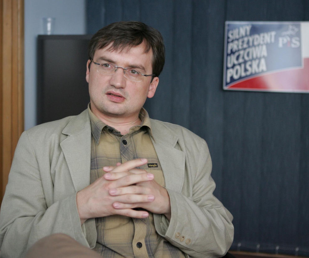 Młody Zbigniew Ziobro w okularach i beżowej marynarce. O tym, jak zmienił się polityk, przeczytasz na SE.