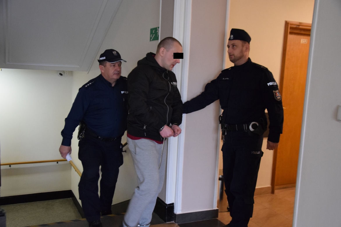 Doprowadzenie Adama Sz. do sądu [GALERIA]