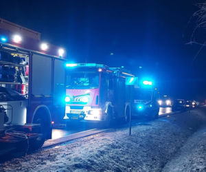 PILNE: Zablokowana droga nr 42. Zderzenie dwóch osobówek i dostawczego busa