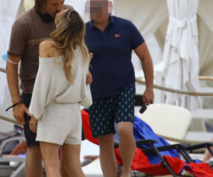 Koroniewska z Dowborem całują się na plaży