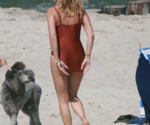 Anna Kalczyńska przyniosła ptaka na plażę