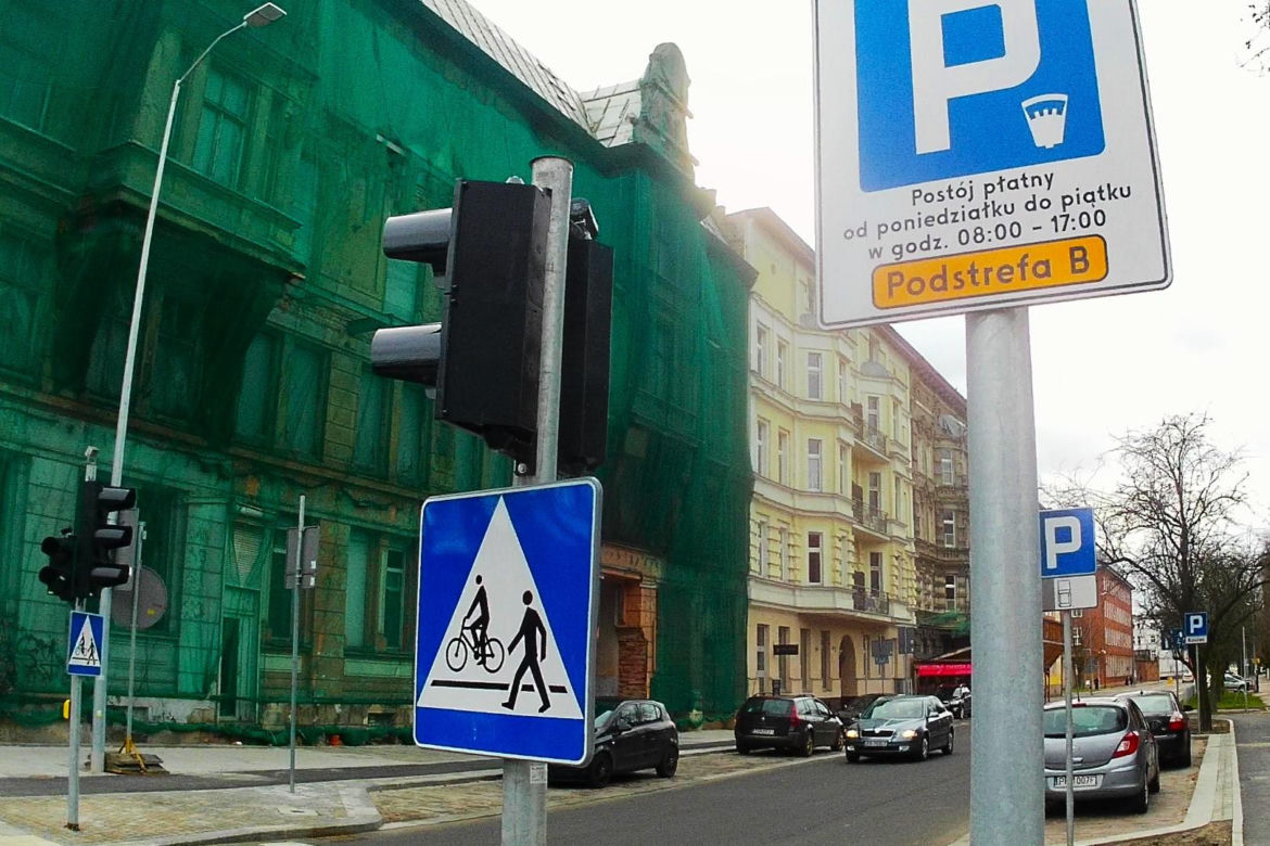Las słupów na placu Zwycięstwa