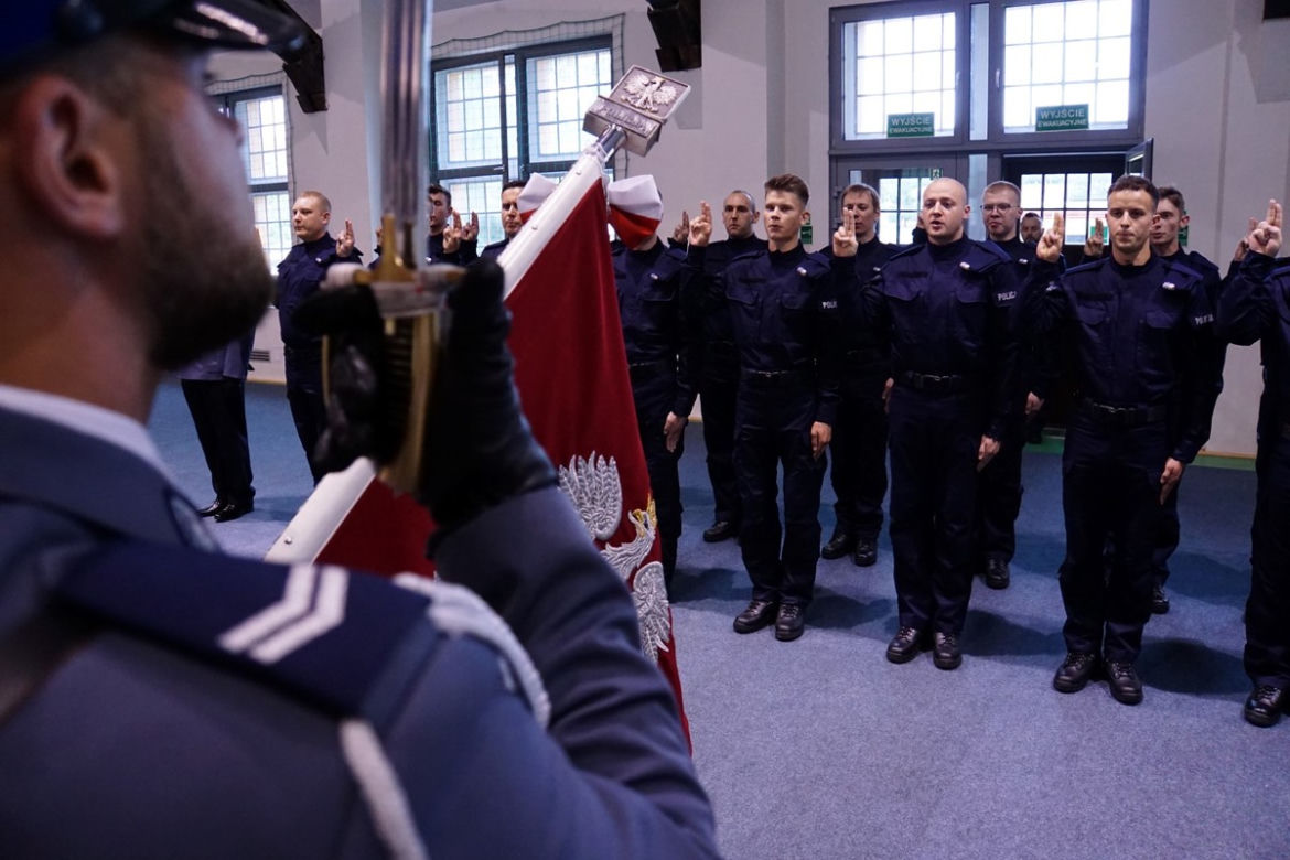 Ślubowanie nowych policjantów w Olsztynie. W szeregi wstąpiło 24 funkcjonariuszy [ZDJECIA]