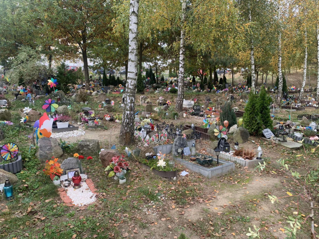 Cmentarz znajduje się przy ul. Brzozowa Przystań 1 w miejscowości Mochle
