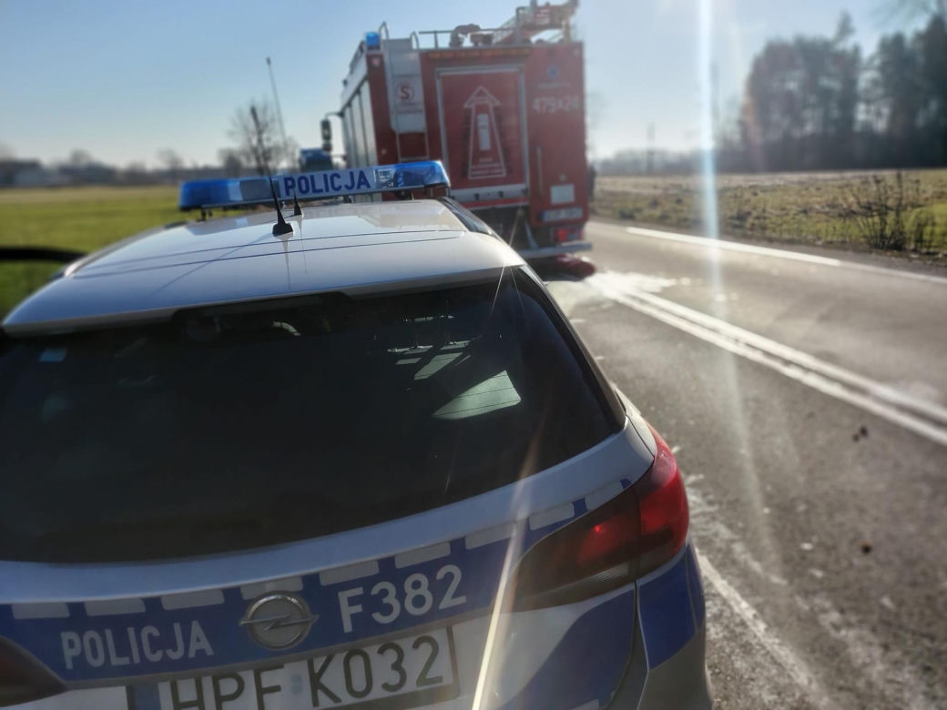 Śmiertelny wypadek pod Opocznem. 39-latek z busa nie przeżył zderzenia z tirem [ZDJĘCIA]