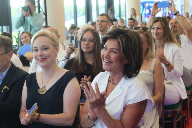 Ponad 7 mln zł dla lokalnych projektów. Na Służewcu wręczono czeki laureatom programu „Sportowo Kulturalnie Lokalnie”.