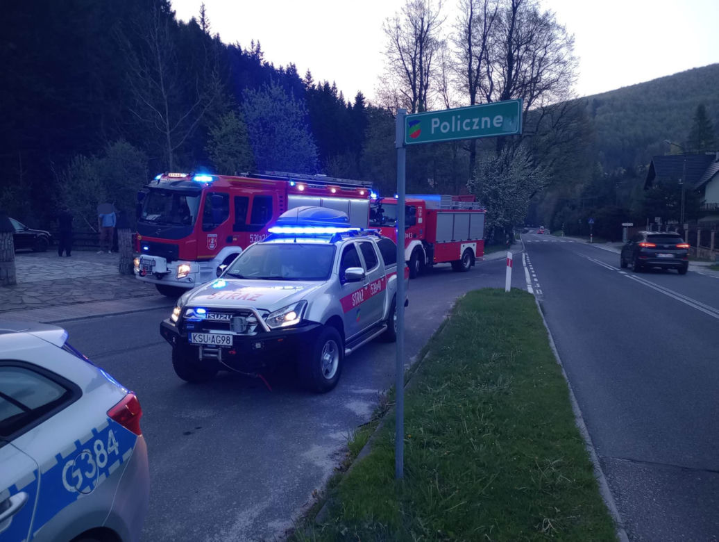 Zawaliły się schody Karczmy Zbójnickiej w Zawoi! Kilka osób trafiło do szpitala [ZDJĘCIA]